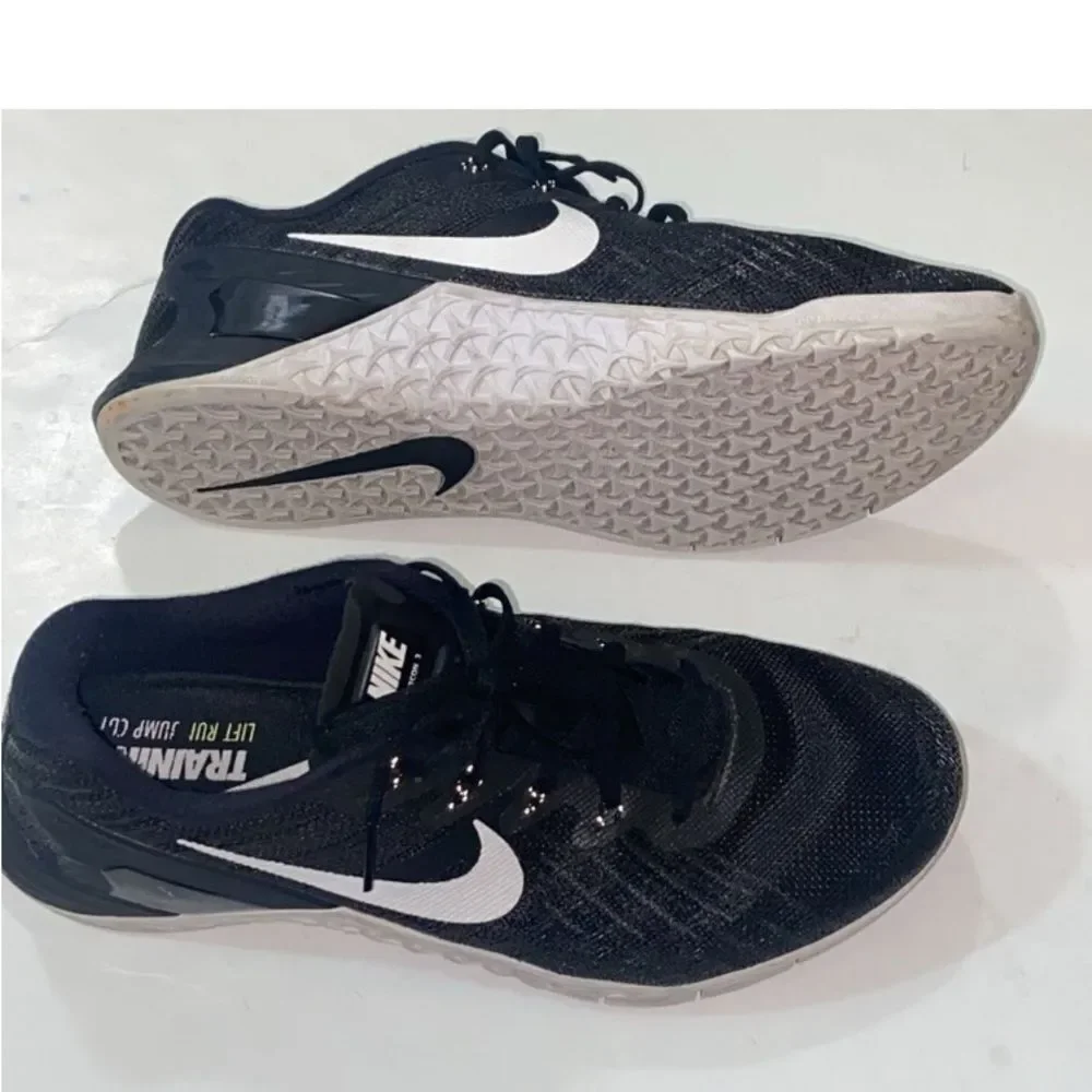 Nike Lift Run Black and White Athletic Shoes Size 9.5